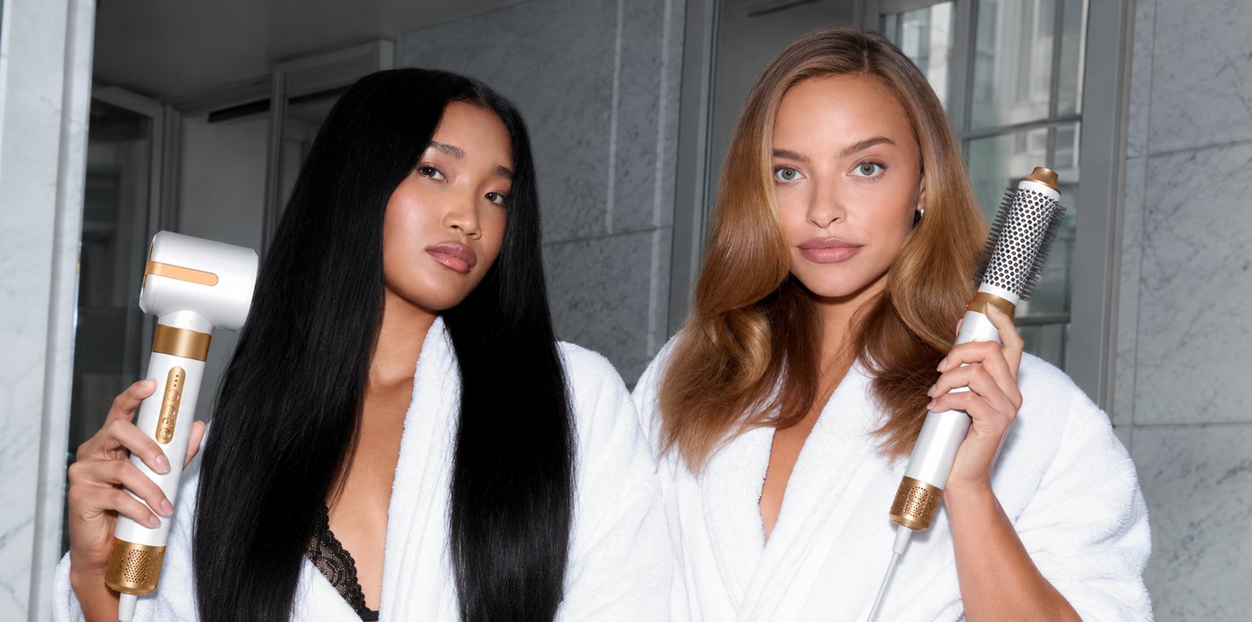 Deux femmes avec le multi-styler