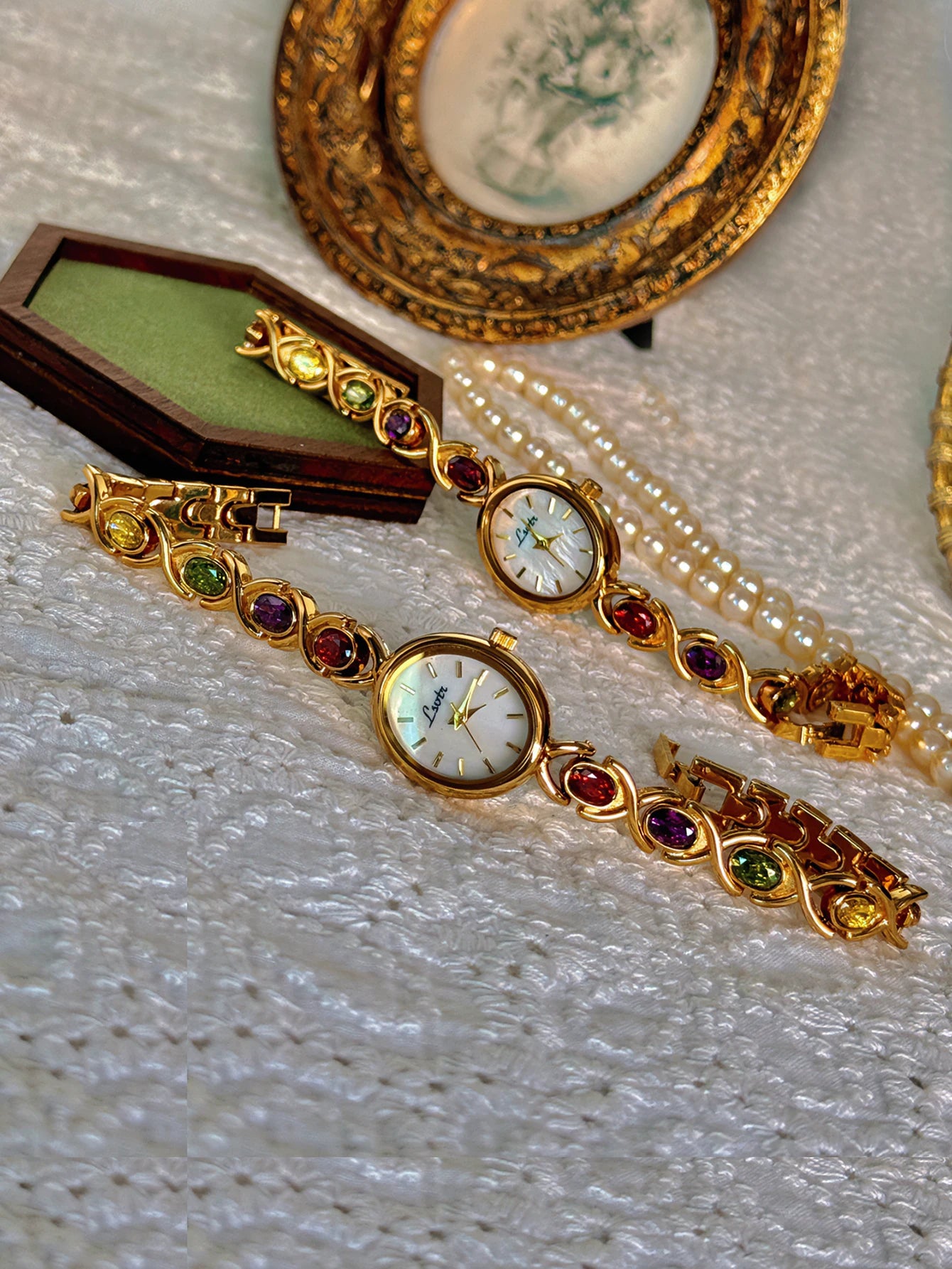 Montre Femme Luxe — Nacre & Pierres Colorées porté