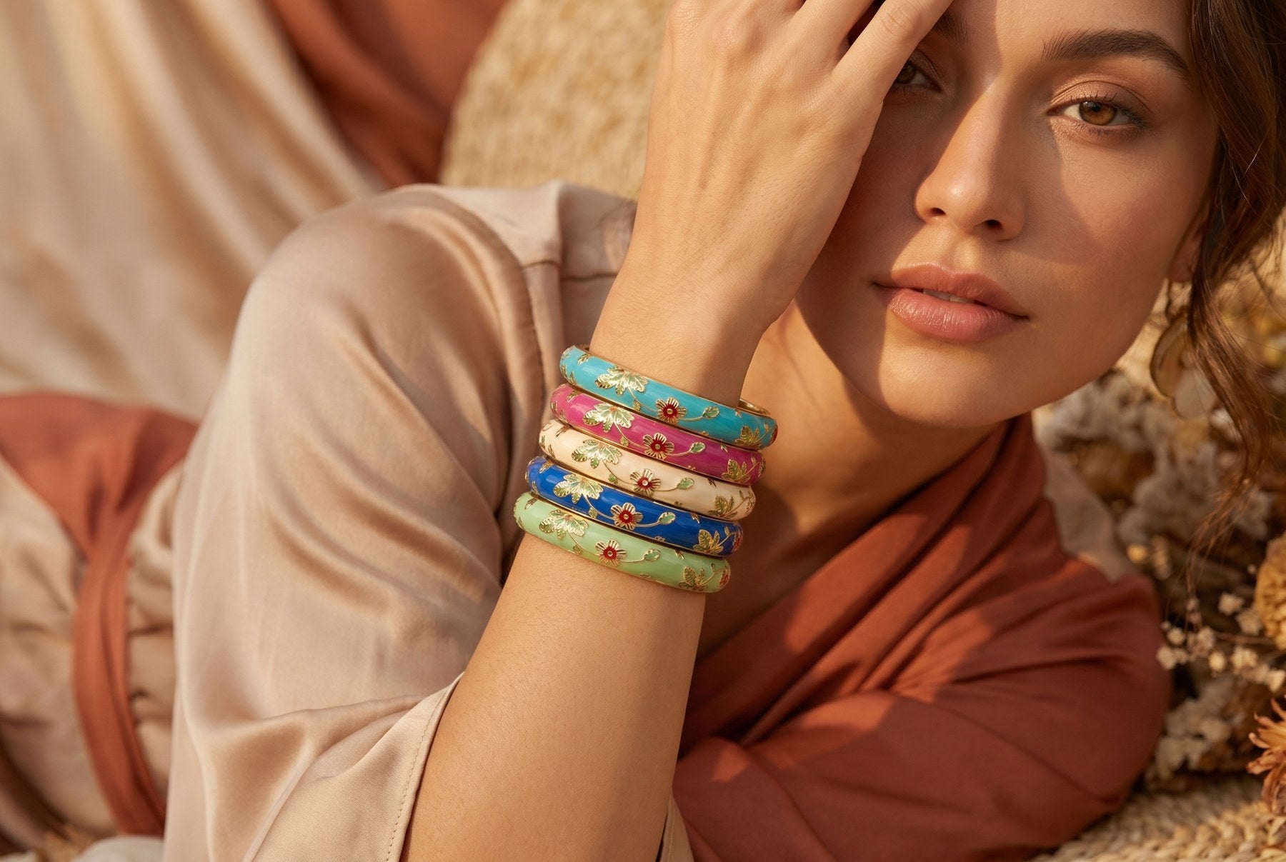 Jonc Cloisonné Émaillé à Fleurs — Bracelet Femme porté au poignet